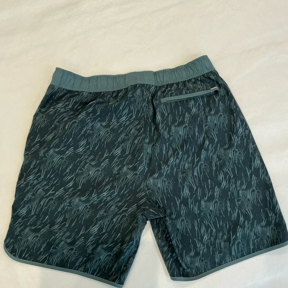 Vuori Men's Banks Shorts Unlined 7.5 in Kashmir Flux Size Large